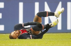 Neymar đau đớn rời sân bằng cáng sau pha phạm lỗi kinh hoàng