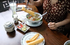 Mẹ dặn: con gái Hà Nội, ăn phở phải ý nhị