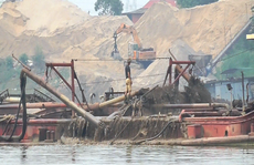 Bắt 11 tàu hút cát trái phép cùng 32 kẻ bảo kê cho 'cát tặc' trên sông Hồng