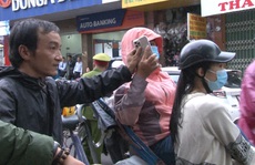 Bị cướp điện thoại khi ngồi xích lô dạo TP Huế chụp ảnh