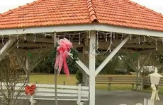 Chụp hình với 'ông bà già Noel', hàng chục trẻ em bị Covid-19 'rình rập'