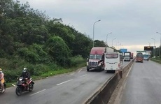 Đồng Nai: Kinh hoàng xe khách lao vun vút ngược chiều trên Quốc lộ 1