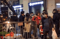 CLIP: Dòng người náo nức trong đêm Giáng sinh an lành, vui tươi ở Hà Nội và TP HCM