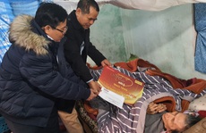 'Mai Vàng nhân ái' thăm, tặng quà các văn nghệ sĩ ở Quảng Bình