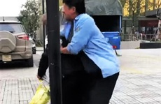 Ngăn khách lên “xe buýt dù”, nam thanh niên bị đánh túi bụi