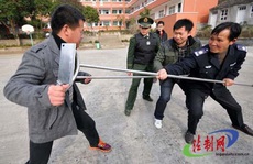 Trung Quốc: Cầm dao đâm chết 7 người bên ngoài phòng xông hơi