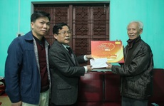 'Mai Vàng nhân ái' thăm, tặng quà nhà văn, nhà báo Tạ Kim Hùng