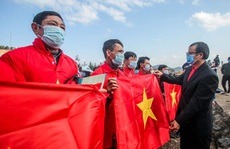 Báo Người Lao Động trao tặng 2.000 lá cờ Tổ quốc cho ngư dân tỉnh Nghệ An