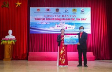 Báo Người Lao Động tặng cờ Tổ quốc tại Nghệ An