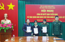 Tuyển dụng, trao quân hàm cho vợ con liệt sĩ Thiếu tướng Nguyễn Văn Man