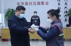 Chủ tịch Trung Quốc Tập Cận Bình đeo khẩu trang đi thăm người dân