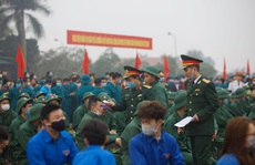 Hàng ngàn thanh niên Thủ đô đeo khẩu trang, đo thân nhiệt trước khi lên đường nhập ngũ
