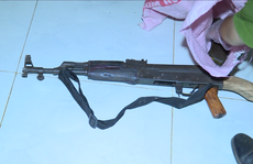 Dùng súng AK bắn người tình rồi tự sát