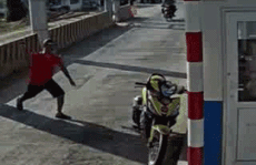 Người đàn ông mặc áo đỏ 'đại náo' trạm thu phí BOT Ninh Xuân, 1 bảo vệ nhập viện