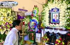 Đại diện Chương trình 'Mai Vàng nhân ái' viếng đạo diễn Huỳnh Nga