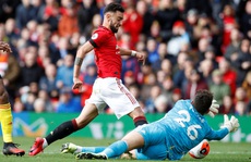 Tân binh Fernandes rực sáng, Man United bay vào Top 5