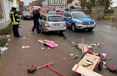 Đức: Tài xế lao xe vào đoàn diễu hành, người đổ rạp xuống đường la liệt
