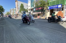 Loạng choạng tay lái đi qua con đường 'tróc lở' giữa trung tâm TP HCM