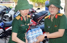 Bộ đội Sóc Trăng mang nước lọc đến cấp miễn phí cho dân vùng hạn mặn