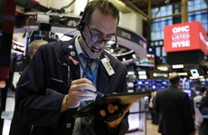 Covid-19 “nẫng” Dow Jones hơn 1.000 điểm, sản lượng kinh tế sụt giảm 1.000 tỉ USD
