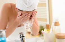 Mẹo chăm sóc da bằng nước muối sinh lý