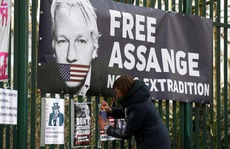 Luật sư tố việc ông chủ WikiLeaks bị còng tay và bắt khoả thân