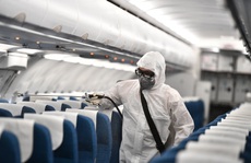 CLIP: Cận cảnh khử trùng máy bay trong dịch virus corona