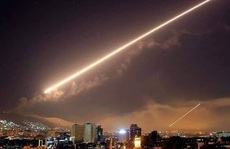 Phòng không Syria chặn tên lửa, thủ đô Damascus rung chuyển
