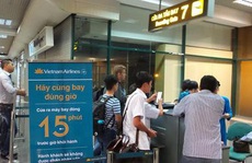 Tranh chỗ xếp hàng, 4 phụ nữ lao vào xô xát ngay cửa ra máy bay ở Nội Bài