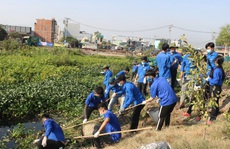 Hơn 500 bạn trẻ chung tay làm sạch kênh Tham Lương