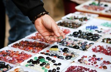 Chợ đá quý tiền tỉ trong hẻm nhỏ