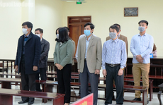 5 cựu cán bộ Thanh tra tỉnh Thanh Hóa đeo khẩu trang hầu tòa về tội 'Nhận hối lộ'
