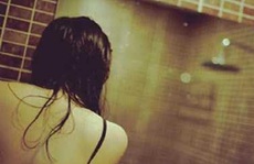 Bắt gã trai quay clip phụ nữ tắm để tống tiền