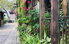 Tôi lo lắng khi thấy chồng ra sức chiều chuộng con gái riêng của vợ