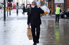 Covid-19: Anh phòng dịch mạnh tay chưa từng thấy, toàn bộ người già phải cách ly