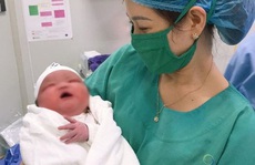 Bác sĩ bất ngờ đón bé sơ sinh nặng 6,1 kg chào đời