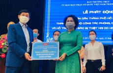 Cha cô gái được đưa về Việt Nam bằng chuyên cơ riêng ủng hộ  25 tỉ đồng chống Covid-19