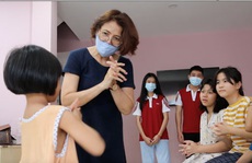 Trường ĐH tặng nước rửa tay cho trẻ em, người già