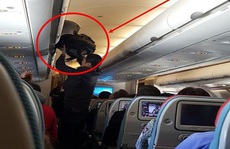 Khách Trung Quốc trộm ví tiền trên máy bay bị nữ khách quay clip tố cáo