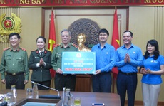 Tổng LĐLĐ Việt Nam trao 2 tỉ đồng ủng hộ các đơn vị tuyến đầu chống dịch