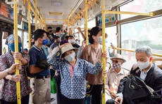 Xe buýt Hà Nội đông khách trong ngày đầu giảm 80% công suất hoạt động