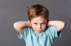 Mùa Covid-19: Làm gì khi bé có phản ứng lạ?