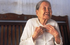 Covid-19: Cụ bà 93 tuổi làm việc lan tỏa, chủ quầy thuốc làm chuyện thất đức