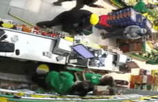 CLIP: Hai thanh niên dùng súng cướp Bách Hóa Xanh ở quận Tân Phú