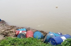 Bắt đối tượng không bán được, đổ trộm hơn 3 tấn chất thải nguy hại xuống sông Hồng