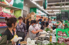 Siêu thị đầy ắp hàng hóa, người dân nhộn nhịp mua sắm cuối tuần