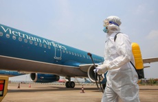 Cận cảnh khử trùng máy bay từ Đài Loan về Tân Sơn Nhất để phòng chống Covid-19