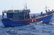 Vùng 2 Hải quân cứu 4 ngư dân gặp nạn ở vùng biển giáp ranh Việt Nam – Indonesia