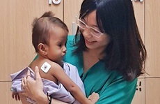 Bé trai chỉ nặng 7kg thoát chết ngoạn mục vì bị apso