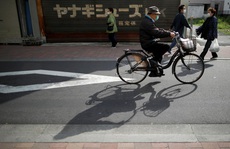 Covid-19 tại Nhật: Nguy cơ 400.000 người tử vong, nghị sĩ vẫn đến “phố đèn đỏ”